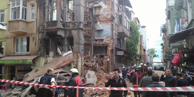Fatih’te Metruk Bina Çöktü