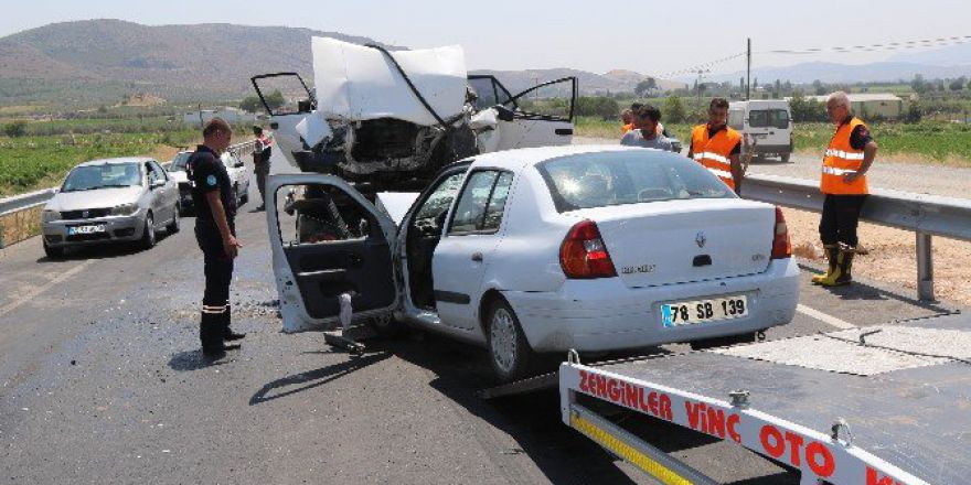 Akhisar’da Trafik Kazası: 2 Ölü, 1 Yaralı