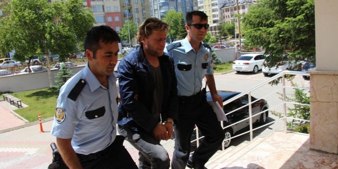 Eski Eşini Boğazından Bıçakla Yaralayan Kişi Tutuklandı