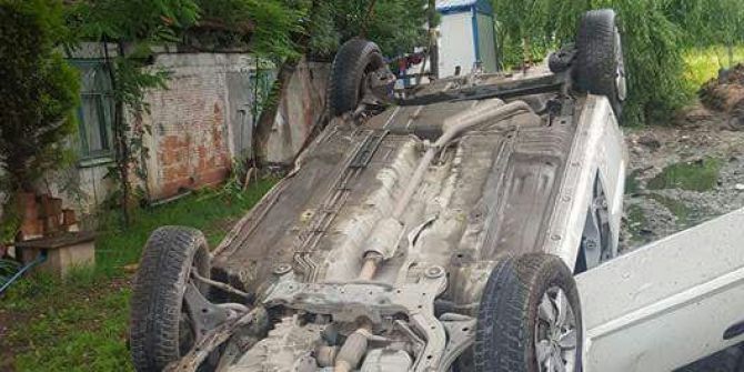 Otomobil Evin Bahçesine Uçtu: 1 Yaralı