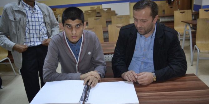 Görme Engelli Öğrencinin Karne Sevinci