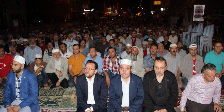 Demokrasi Nöbetinde Tespih Namazı Kılındı