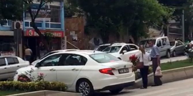 Kavşaktan Dönmeyen Otomobil, Yaya Geçidini Tercih Etti