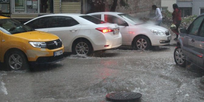 Yollar Nehre Döndü, Kanalizasyon Kapakları Yerinden Çıktı