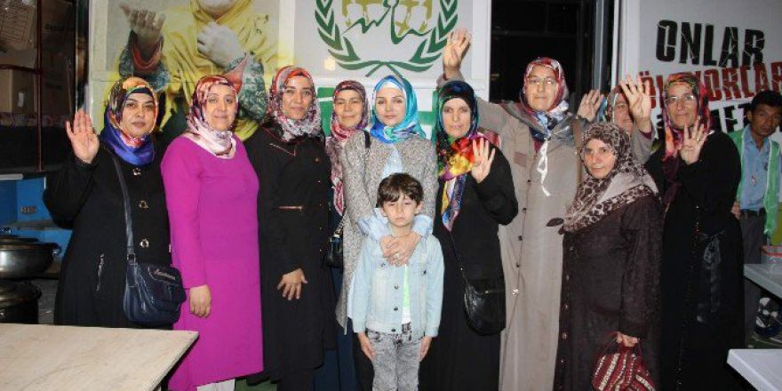 Ak Kadınlar Aşure İkram Etti