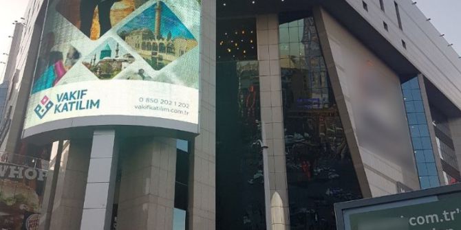 Avm’den Düşen Cam 2 Kişiyi Yaraladı