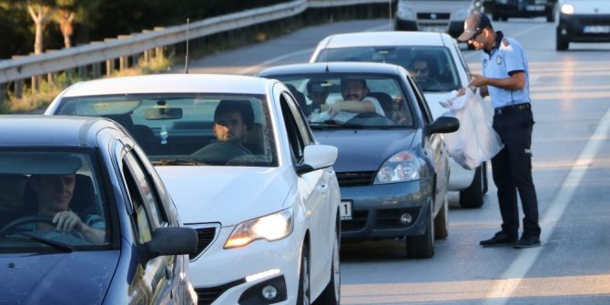 Manisa’dan Geçen Sürücülere İftar Kumanyası