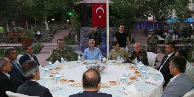 Vali Toprak Güvenlik Korucuları İle İftar Yaptı