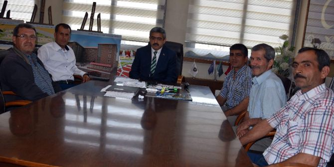 Nazilli’de Muhtar Ve Azaları Mahalle İçi Yollarının Yapılmasını İstedi