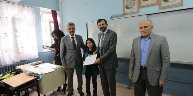 Gürsulu Öğrenciler Karneleri Protokolün Elinden Aldı