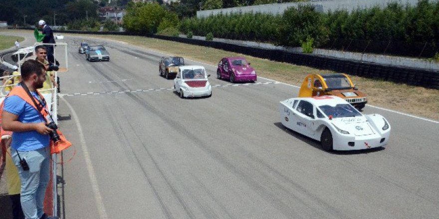 Üniversite Öğrencileri Elektromobil Yarışlarında Kıyasıya Yarıştı