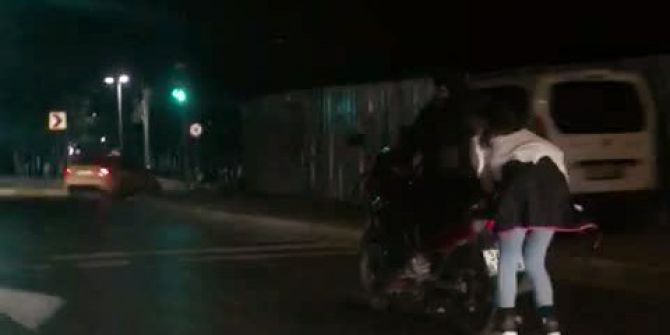 Motosikletin Arkasına Tutunarak Giden Patenli Kadın Yürekleri Ağızlara Getirdi