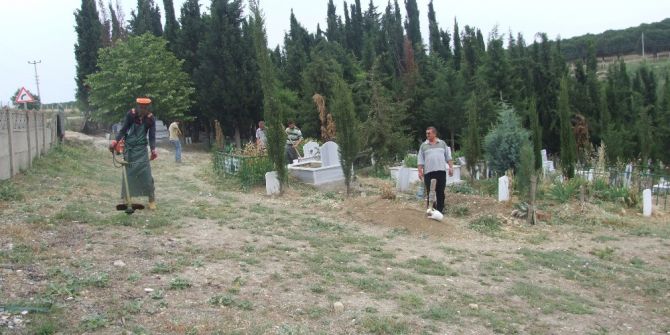 Mezarlıklar Bayrama Hazırlanıyor
