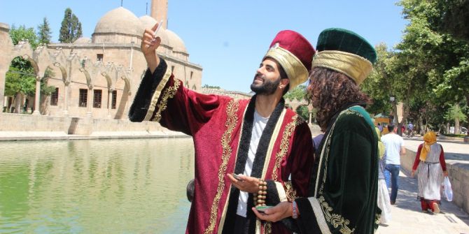Şanlıurfa’ya Ulaşan Otostopçular Yöresel Kıyafetlere Hayran Kaldı