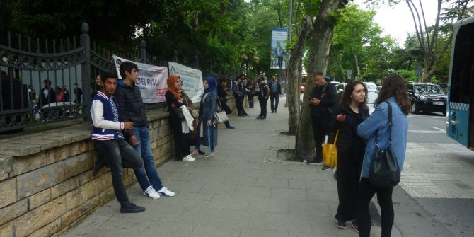 Öğrenciler Sınavda Ter Döktü, Aileler Dua Ederek Bekledi