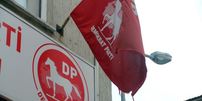 Dp Genel Başkanını Yırtık, Soluk Ve Yıpranmış Parti Bayrağı İle Karşıladılar