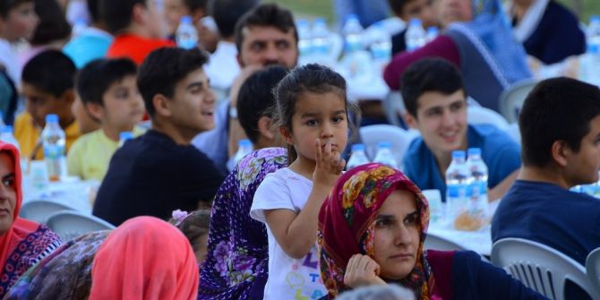 Yeşilyurt Belediyesinin Meydan İftarları Sürüyor