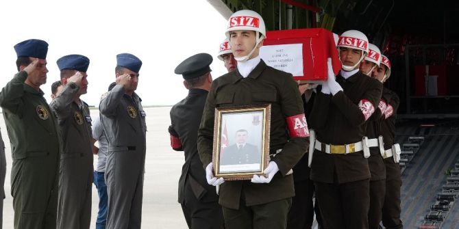 Rizeli Şehit Uzman Çavuş Soner Fazlıoğlu’nun Cenazesi Rize’ye Gönderilmek Üzere Askeri Uçakla Trabzon’a Getirildi