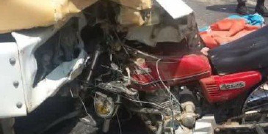 Motosikletle Kamyon Çarpıştı: 2 Ölü