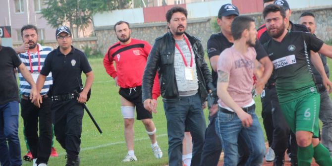 2 Taraftar Sahaya Atladı, 70 Metre Depar Attı