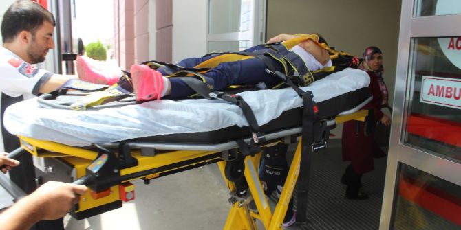 Otomobil Yayaya Çarptı