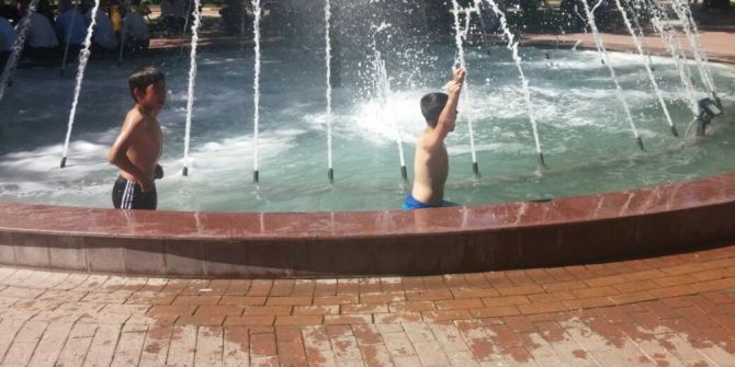 Çocuklar Tehlikeye Aldırış Etmeden Süs Havuzunda Serinliyor