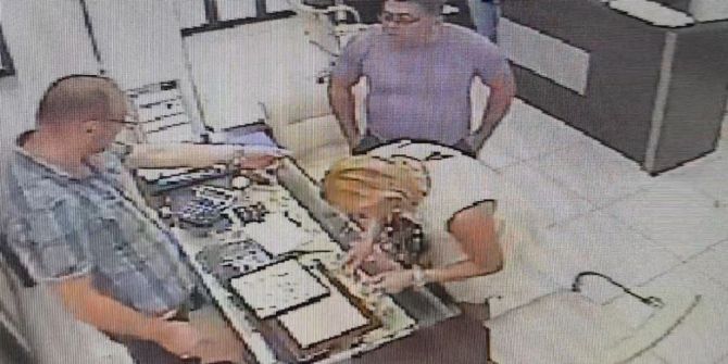 Rus Turistler Kolye Çalarken Yakalandı