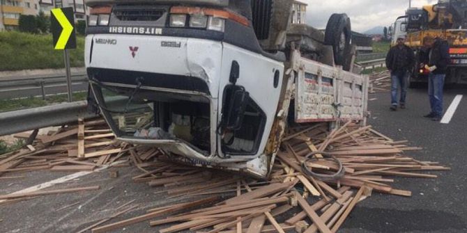 Lastiği Patlayan Kamyonet Ters Döndü 1 Yaralı