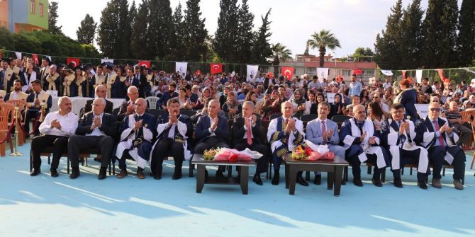 Turgutlu Myo Öğrencilerinin Mezuniyet Sevinci