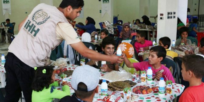 İhh’dan Suriye’deki Yetimlere İftar Yemeği