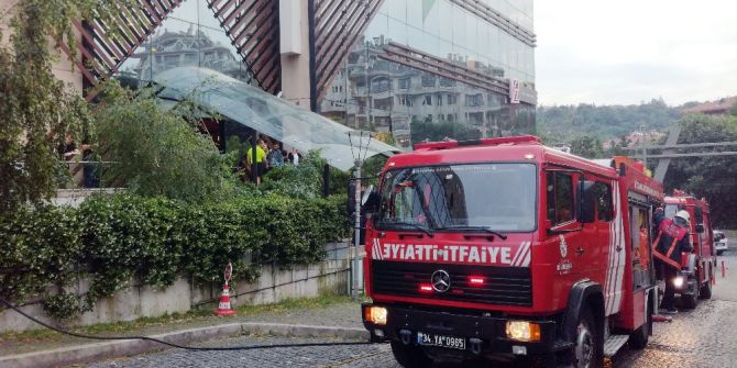 Ortaköy’de Avm’de Korkutan Yangın