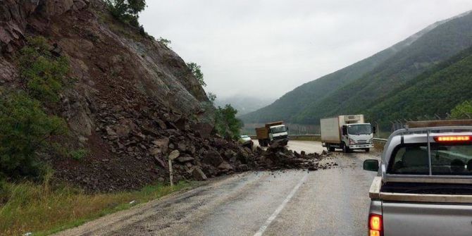 Dağ Yolundaki Heyelan Korkuttu