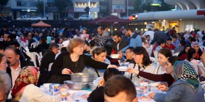 Zeytinburnu’nda Farklı Dinler İftar Sofrasında Buluştu