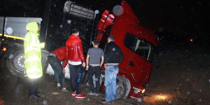 Kontrolden Çıkan Tır İle Kamyonet Kanala Düştü