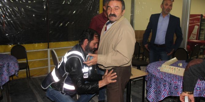 Niğde’de Polislerden Kahvehanelere Şok Kumar Ve Tombala Uygulaması