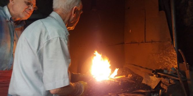 72 Yaşında Oruç Tutup Yüzlerce Derece Ateşin Başında Çekiç Sallıyor