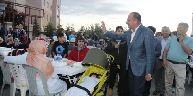 Binlerce Kişi Eymir Mahallesi İftarında Buluştu