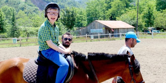 Otizmli Çocuklar ‘At Terapisi’ İle Hayata Tutunuyor
