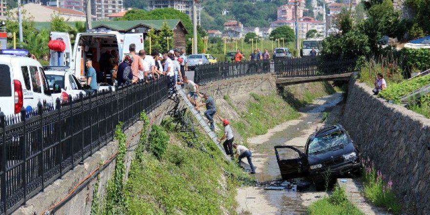 Yoldan Çıkan Cip Dereye Uçtu: 4 Yaralı