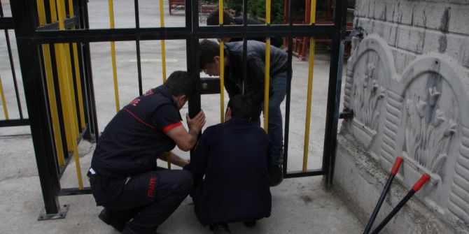 Lise Bahçesinde Kilitli Kalan Öğrencileri İtfaiye Kurtardı