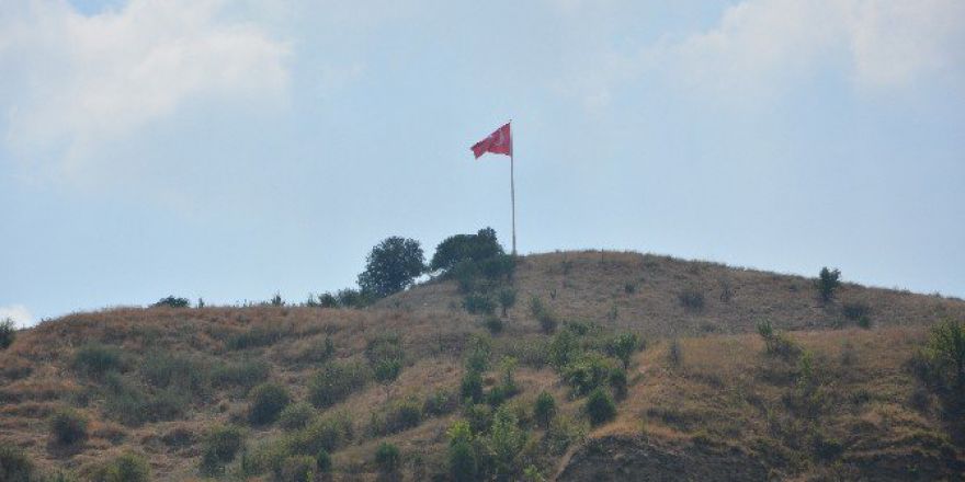 İndirilen Türk Bayrağı’nın Yerine Yenisi Göndere Çekildi