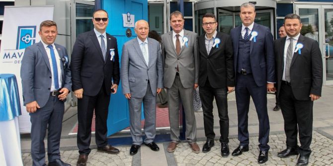 Erkekler, Kadın Ve Çocuklar İçin El Ele Verdiler