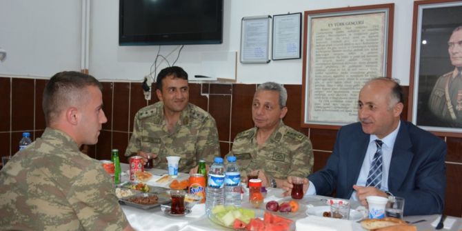 Vali Azizoğlu, Mehmetçikle İftar Yemeğinde Bir Araya Geldi