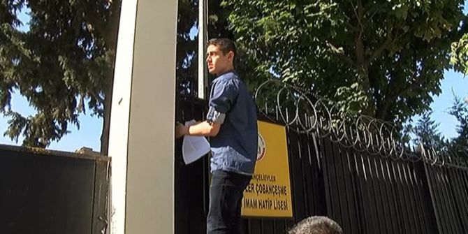 Sınava Geç Kalan Öğrenci Demir Parmaklıklara Tırmandı