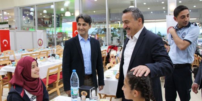 Başkan Tutal Yetim Ve Öksüzlerle İftar Yemeğinde Buluştu
