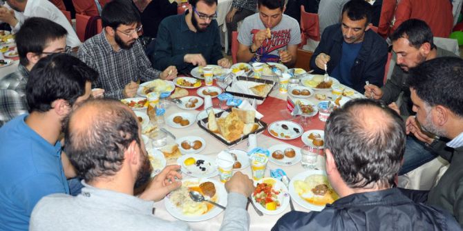 İhh’dan ’Dünya Yetimler Günü’ İftarı