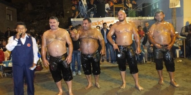 Burhaniye’de Gece Güreşlerini 2 Bin Kişi İzledi