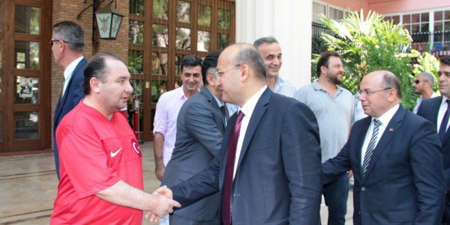 Yalçın Akdoğan Cumhurbaşkanı Erdoğan’a Saldırı Girişiminin Yaşandığı Oteli Ziyaret Etti