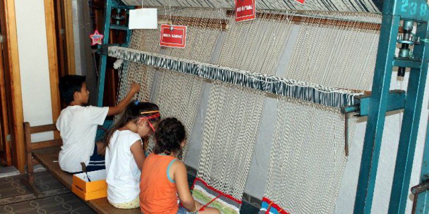 Minikler Kilim Dokumasını Öğreniyor