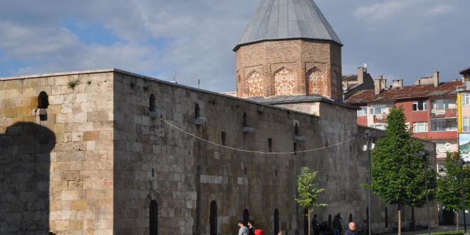800 Yıllık Binaların Üzerine Yazılan Yazılar Yürek Sızlatıyor